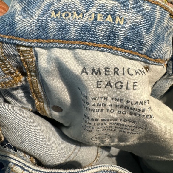 American Eagle Strigid Mom Jeans light wash sz 0 - Picture 5 of 7